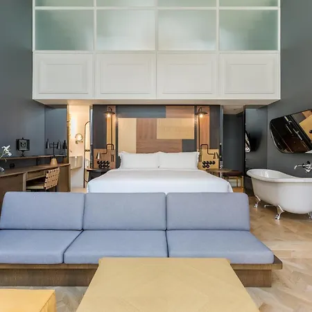 Mate Emir, Hotel 4*
