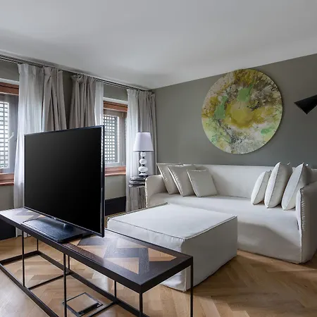 Mate Emir, Hotel 4*