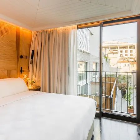 Mate Emir, Hotel