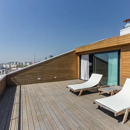 Mate Emir, Hotel Istanbul